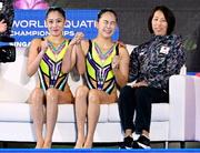 　デュエットＴＲ決勝の演技を終え、得点を聞く比嘉もえ（左）、佐藤友花組＝シンガポール（共同）