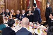 　オランダのイェッテン首相主催の昼食会に臨まれる天皇陛下＝１８日、ハーグのマウリッツハイス美術館（代表撮影・共同）