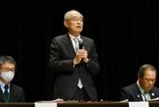 　ふるさと納税返礼品の産地偽装問題を受け、説明会で話す長野県須坂市の三木正夫市長＝４月１６日、長野県須坂市