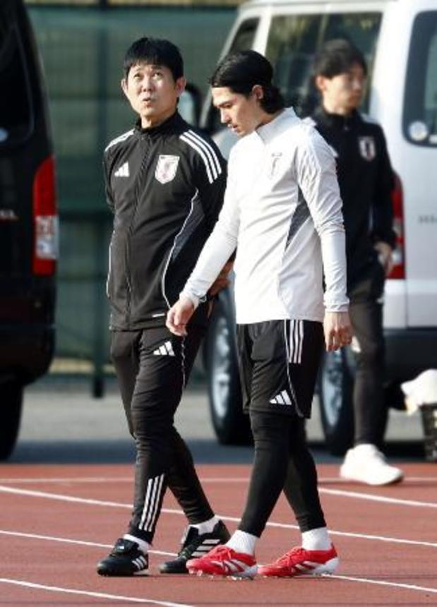 　３月、サウジアラビア戦に向けた練習で南野（右）と話す森保監督＝千葉市内