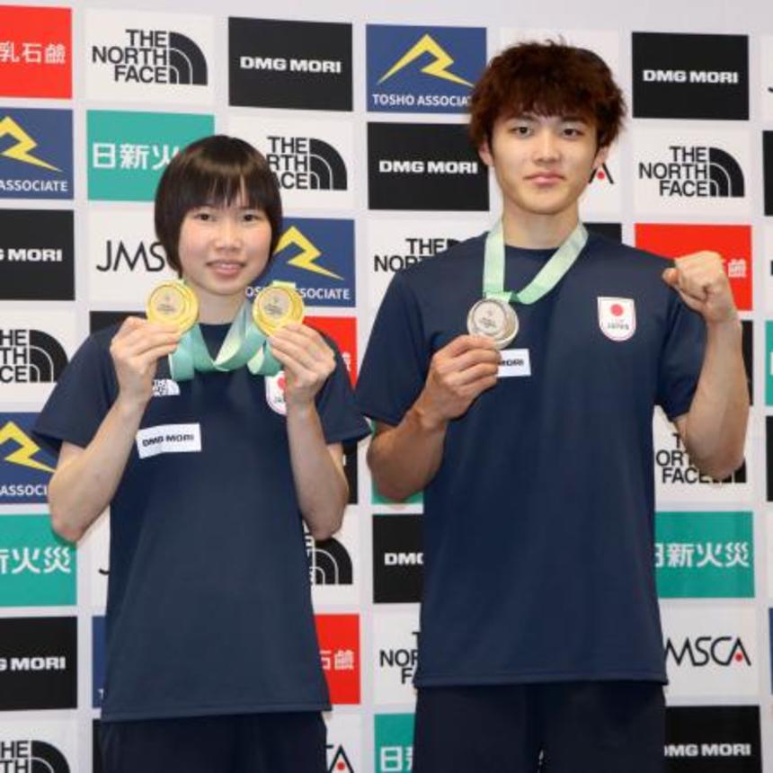 　ポーズをとるスポーツクライミング男子の安楽宙斗（右）と、女子の森秋彩＝２２日、東京都新宿区