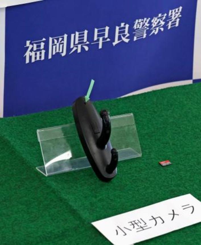 　盗撮に使われたハンガーフック型小型カメラ＝５日午後、福岡・早良署