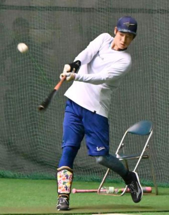 　自主トレで打撃練習する中日・上林＝沖縄県宜野座村