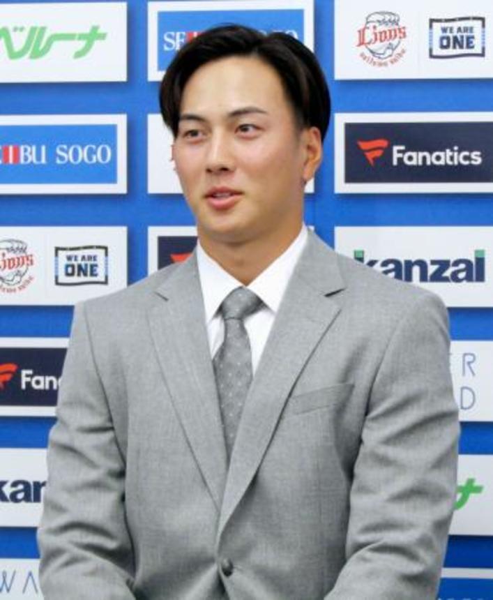 　契約更改交渉を終え記者会見する西武・長谷川＝１８日、埼玉県所沢市