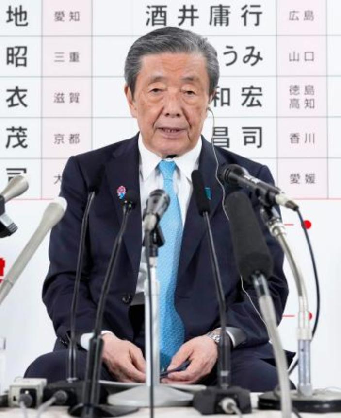 　メディアのインタビューに応じる自民党の森山幹事長＝２０日午後８時８分、東京・永田町の党本部