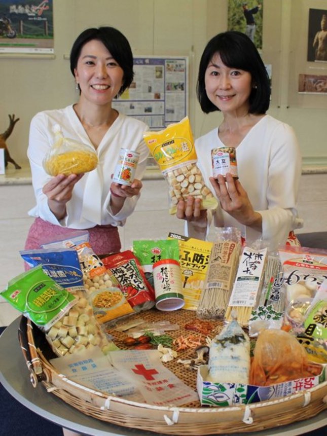 岐阜食材を使った「乾・缶・簡料理」をＰＲする後藤香陽子理事長（左）と馬場美穂副理事長＝岐阜新聞本社