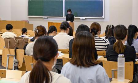 　池田小事件を学ぶ講義の冒頭で黙とうする大教大の学生ら＝９日午後、大阪府柏原市