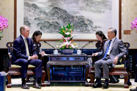 　米国のパデュー駐中国大使（左）と会談する中国の王毅外相＝２６日、北京（中国外務省のホームページから、共同）