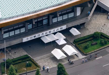 　全国戦没者追悼式が開かれる日本武道館＝１４日午前、東京都千代田区（共同通信社ヘリから）
