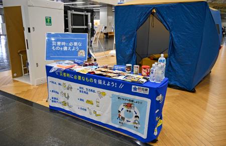 　「今年の大雨対策」展で、福岡県庁に展示された備蓄品＝５月