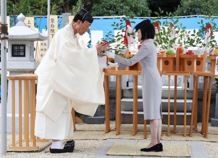 　墓所祭で拝礼に臨まれる三笠宮家の彬子さま＝２７日午後、東京都文京区の豊島岡墓地（代表撮影）
