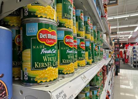 　店に並ぶデルモンテ・フーズの缶詰＝３日、米カリフォルニア州（ゲッティ＝共同）