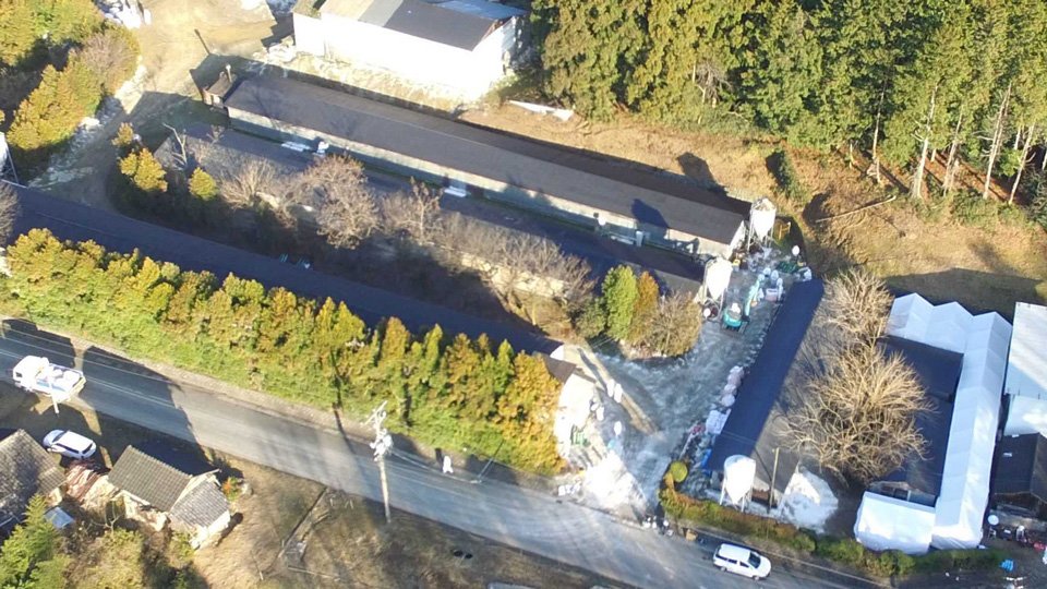 鳥インフルエンザの感染確認で殺処分が行われた養鶏場＝５日午後３時４１分、山県市内