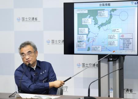 　台風について記者会見する気象庁の担当者＝２５日午後、気象庁