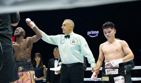 　リカルド・マラジカ（左）に判定負けした坪井智也＝トヨタアリーナ東京