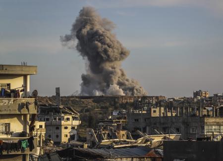 　１７日、ガザ北部ガザ市で、イスラエル軍の攻撃で立ち上る煙（ゲッティ＝共同）