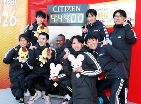 　初優勝を果たし、記念撮影するＧＭＯインターネットグループの選手たち＝群馬県庁前