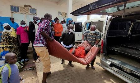 　エボラ出血熱が確認されたコンゴ（旧ザイール）東部イトゥリ州で救急車から運び出される男性＝１６日（ロイター＝共同）