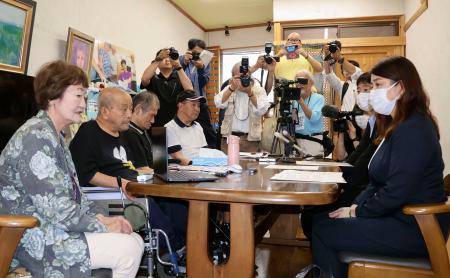 　水俣病患者団体と面会する環境省の有賀玲子特殊疾病対策室長（右手前）＝２６日午後、熊本県水俣市