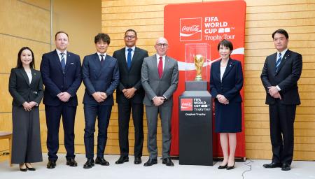 　ＦＩＦＡ関係者らと面会する高市首相（右から２人目）＝１９日午後、首相官邸