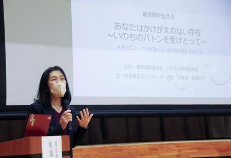 　包括的性教育の授業をする助産師の板橋知子さん＝２０２５年１２月、東京都内