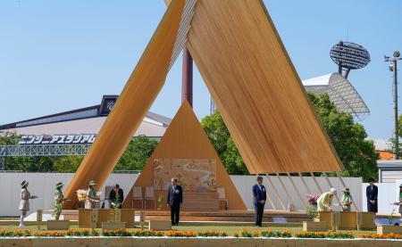 　天皇、皇后両陛下が出席されて行われた第７６回全国植樹祭の式典＝１７日午後、松山市