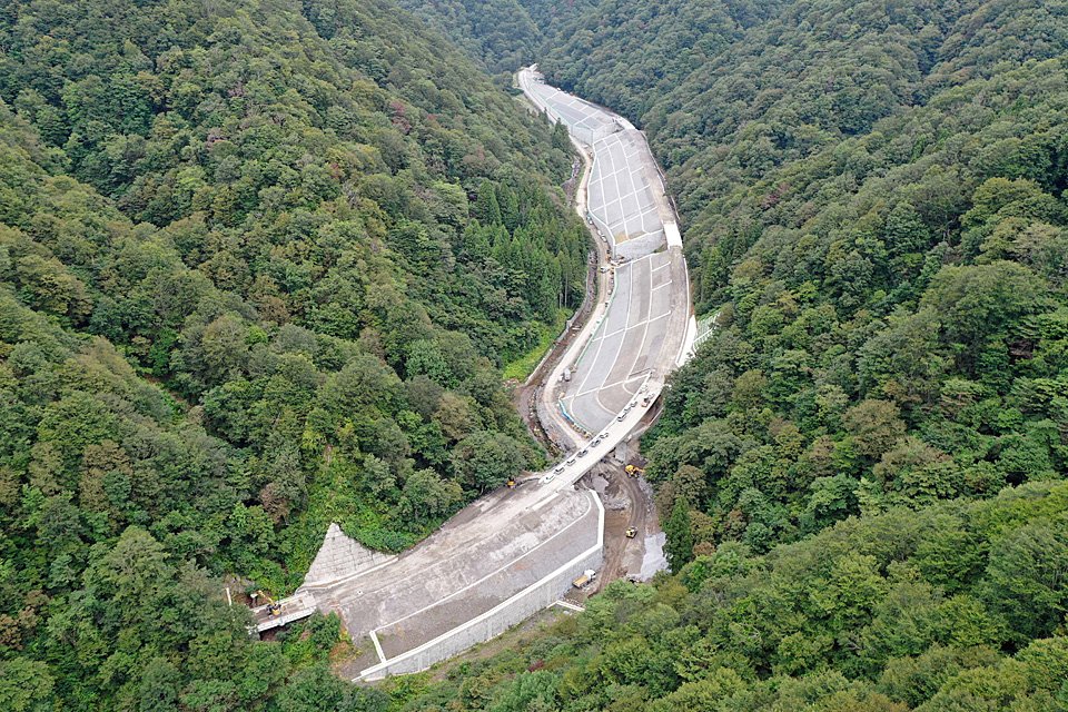 整備が進む冠山峠道路。手前が岐阜県方面、奥が福井県方面＝今年８月、揖斐郡揖斐川町（福井河川国道事務所提供）