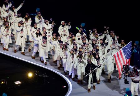 　ミラノ・コルティナ冬季五輪の開会式で、入場行進する米国選手団＝６日、イタリア・ミラノ（共同）