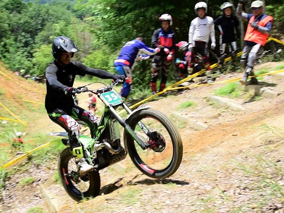 急傾斜のコースをバイクで駆け上る出場者＝大垣市上石津町上多良、上石津モーターサイクルスポーツガーデン