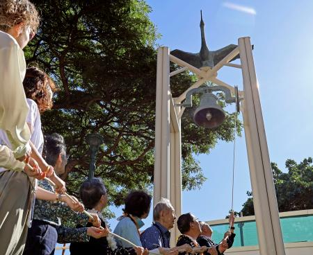 　ホノルルにある「長崎の鐘」を鳴らす長崎の被爆者団体代表団ら＝８日、米ハワイ（共同）