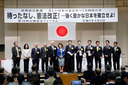 　改憲派の集会に出席した自民党憲法改正実現本部の新藤義孝事務総長（中央右）ら＝３日午後、東京都千代田区