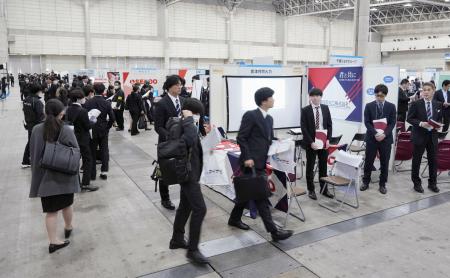 　就職情報会社が開いた合同説明会に参加する学生ら＝３月１日、千葉市