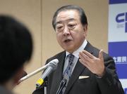 　記者団の取材に応じる立憲民主党の野田代表＝５日午前、東京・永田町の党本部