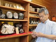 根尾産菊花石を展示販売している「根尾谷一石庵」＝同市根尾板所