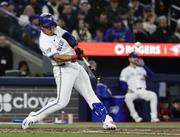 　米大リーグ、アスレチックス戦の４回、メジャー初本塁打を放つブルージェイズ・岡本和真＝２９日、トロント（共同）