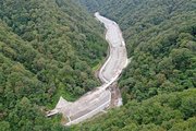 整備が進む冠山峠道路。手前が岐阜県方面、奥が福井県方面＝今年８月、揖斐郡揖斐川町（福井河川国道事務所提供）