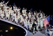 　ミラノ・コルティナ冬季五輪の開会式で、入場行進する米国選手団＝６日、イタリア・ミラノ（共同）