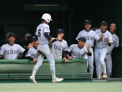加茂×帝京大可児＝５回裏帝京大開に無死二、三塁、中村の適時打で生還した内山と喜び合う帝京大可児ナイン＝長良川