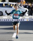 往路優勝を果たし、ガッツポーズでゴールする青学大の黒田朝日＝神奈川県箱根町