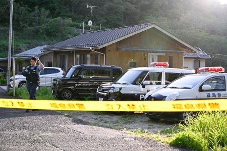 　規制線が張られた井上巧容疑者宅＝１０日午後６時２２分、福島市