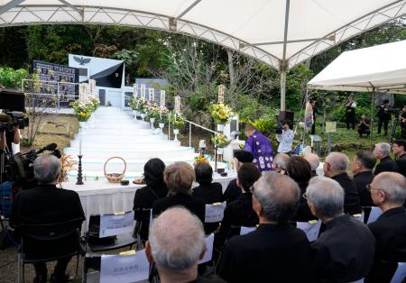 　「小桜の塔」前で営まれた学童疎開船「対馬丸」の慰霊祭＝２２日午前、那覇市