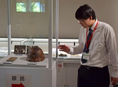 　展示品について説明する「北九州市平和のまちミュージアム」の小倉徳彦学芸員＝５月、北九州市小倉北区