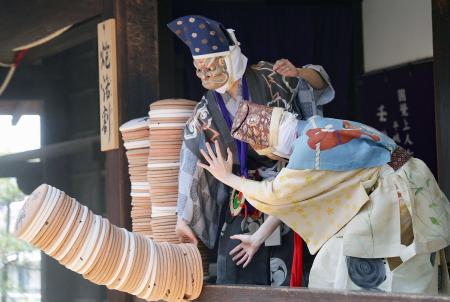　役者が皿を豪快に落とす、壬生狂言の人気演目「炮烙割」＝２９日午後、京都市中京区の壬生寺