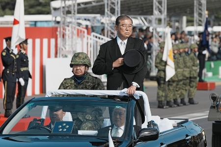 　昨年１１月、陸上自衛隊朝霞駐屯地や隣接する訓練場で行われた自衛隊発足７０年記念の観閲式に出席した石破首相