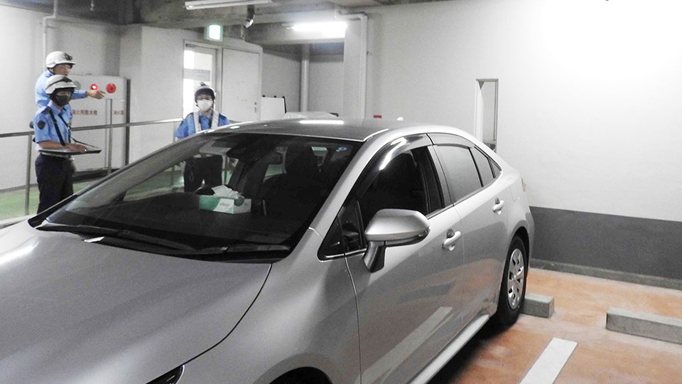 男性が車と壁の間に挟まれる事故があった現場＝２６日午後４時１０分、岐阜市学園町、ぎふ清流文化プラザ