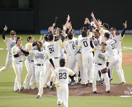　２年連続の日本一に輝き、喜ぶソフトバンクナイン＝みずほペイペイドーム