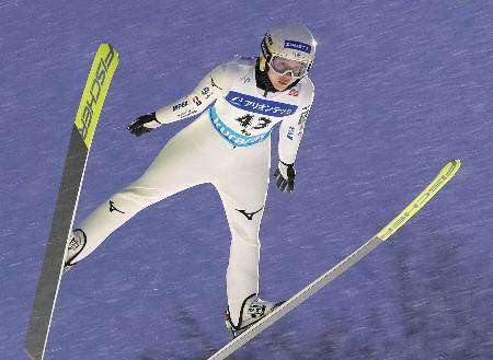 　８位となった丸山希の飛躍＝アリオンテック蔵王シャンツェ