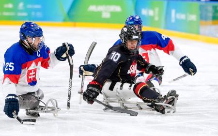 　日本―スロバキア　第１ピリオド　攻め込む伊藤（右手前）＝ミラノ（共同）