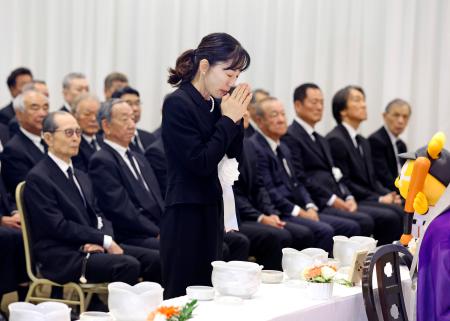 　長嶋茂雄さんの葬儀・告別式で祭壇に手を合わせる喪主の三奈さん＝８日午前、東京都内（読売新聞社提供）