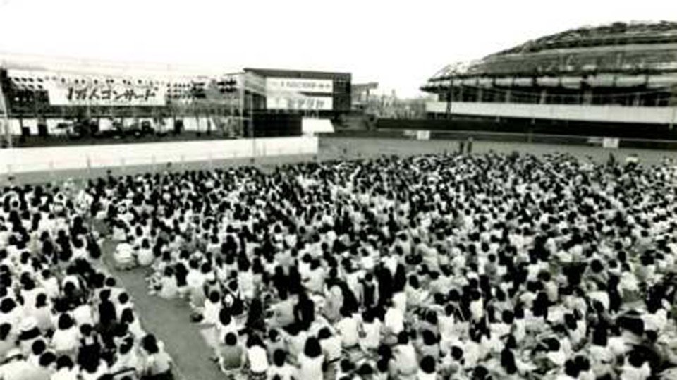 「県営球場サヨナラ１万人コンサート」ではバックスクリーンに幅２５メートルの特設ステージが設けられ、スターが競演した＝１９８７年８月２日撮影